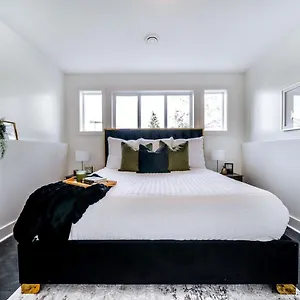  Holiday home Stunning Modern - King Bed - Free Parking & Netflix - Fast Wi-fi - Long Welcome Canada