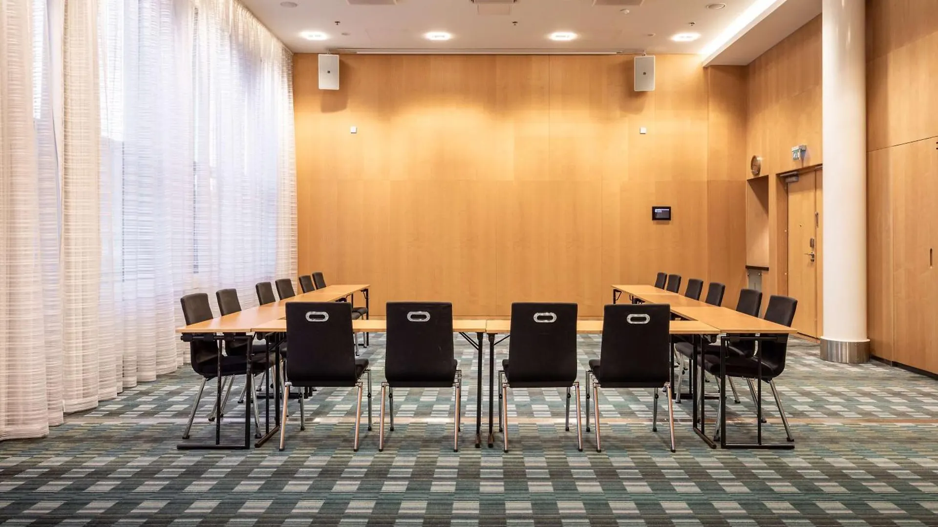 Hilton Helsinki Airport Hotel Vantaa 4*,